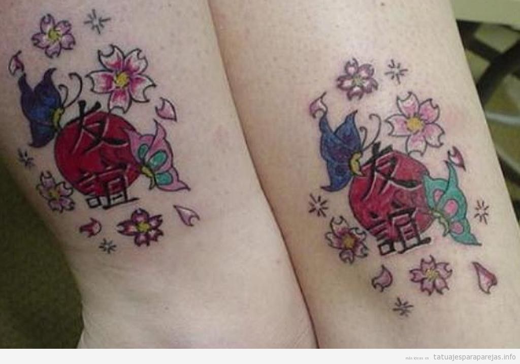 Tatuaje en pareja con palabras en japonés y dibujos