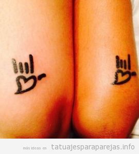 Tatuaje pequeño en pareja, mano y corazón rock