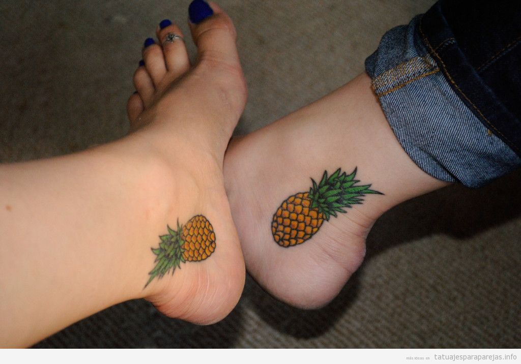 Tatuaje pareja de una piña tobillo