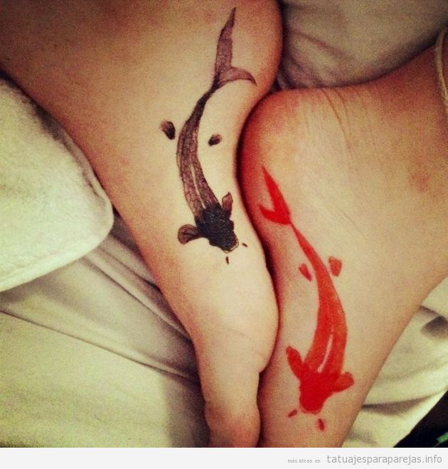 Tatuajes pareja estilo japonés, peces koi en el pie