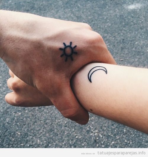 Tatuajes en pareja de la luna y el sol en la mano