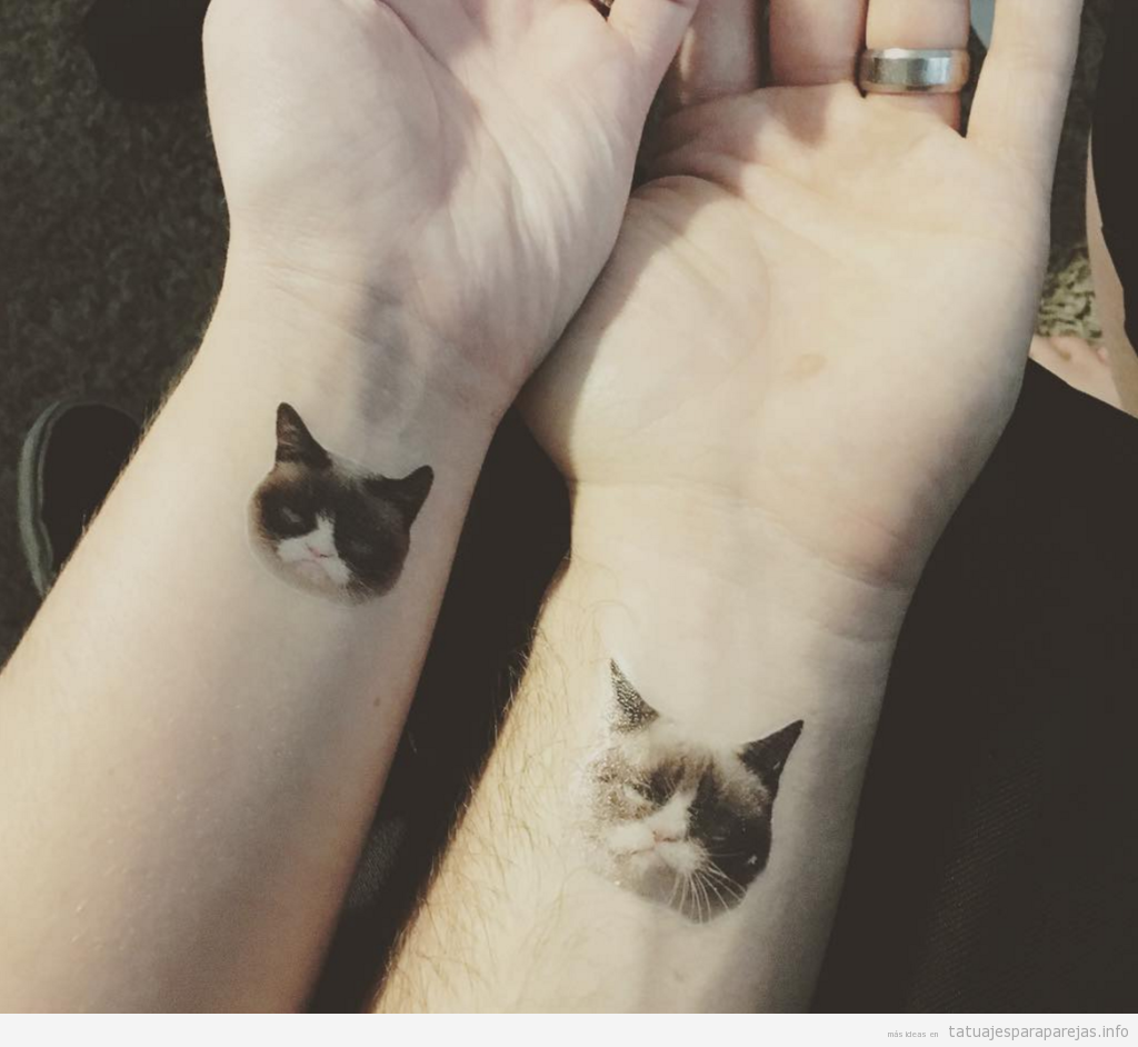 Tatuaje en pareja de grumpy cat en la muñeca