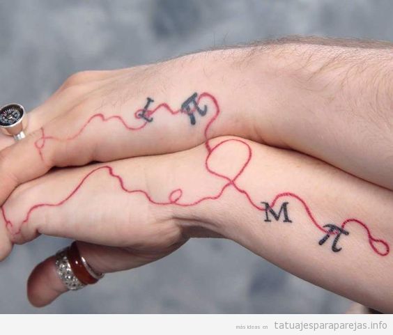Tatuajes del hilo rojo del destino para parejas • Tatuajes para ParejasTatuajes para Parejas