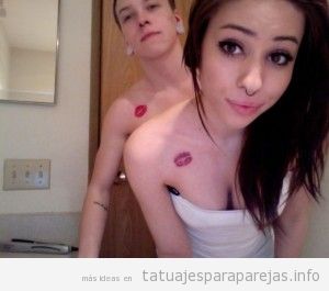 Tatuaje pequeño pareja, marca de beso en el hombro