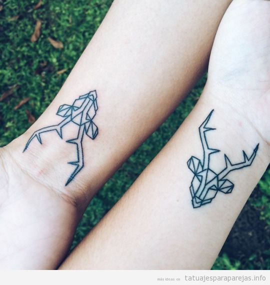 Tatuaje en pareja, cabeza de ciervo estilo geométrico