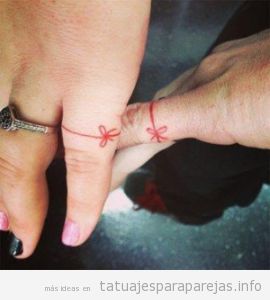 Tatuaje en pareja, lacito rojo en el meñique