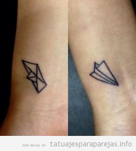 Tatuaje en pareja pequeño, avión y barco de papel